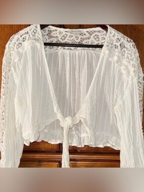American Eagle Outfitters V-neck Lace Tie-Front Boho Peasant Crop Top Romantic